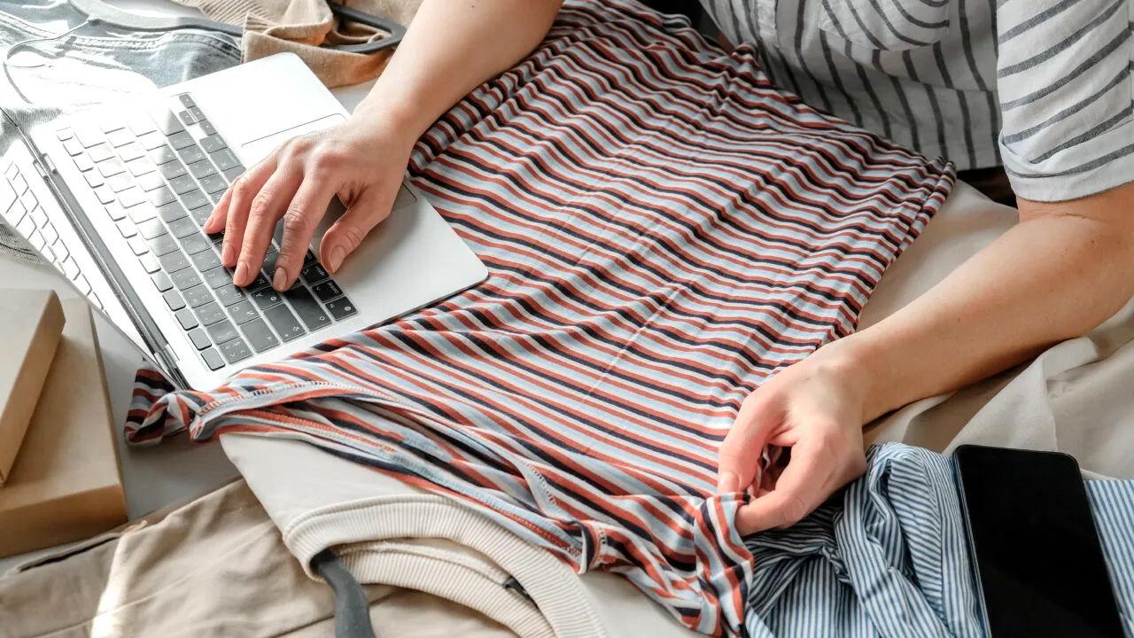 Ce a pățit o tânără din Bistrița-Năsăud care a comandat haine online în valoare de 20.000 de lei și a refuzat să le plătească sau să le restituie