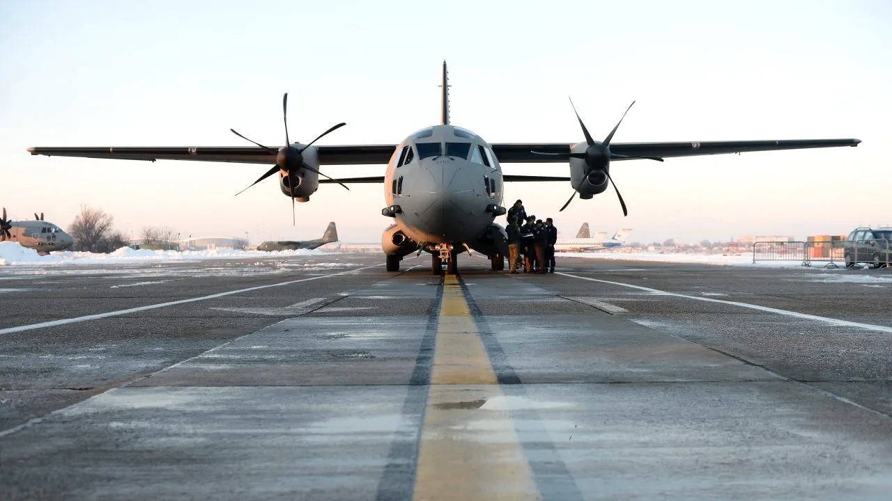 Patru pacienți COVID-19, transportați de urgență la Iași cu o aeronavă Spartan