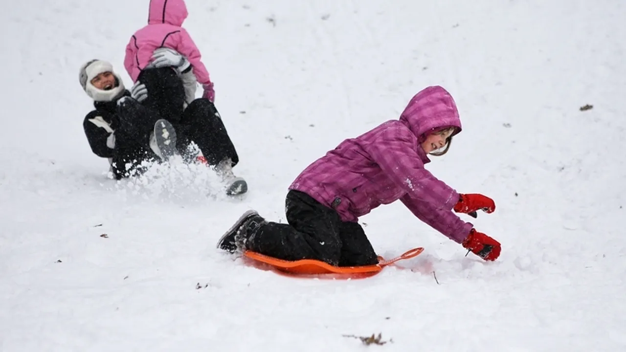 Școlile din 13 județe rămân închise și marți. Discuție în contradictoriu premierul Ponta - ministrul Pricopie în comandamentul de urgență