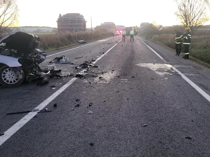 FOTO | Accident grav în Cluj: Un tânăr a murit și altul a ajuns la spital, după ce au intrat cu mașina într-un tractor