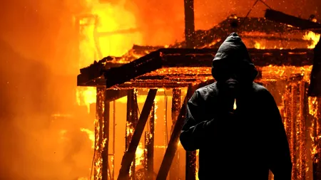 Situație dramatică în Vaslui: Și-a dat foc la ambele case, deși are patru copii! De ce a făcut bărbatul un asemenea gest disperat