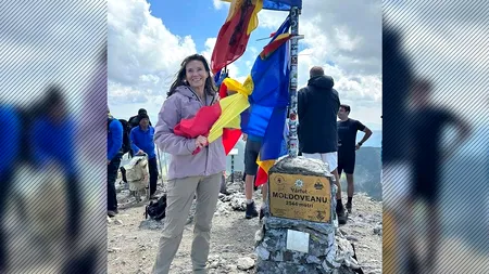Carmen și Klaus Iohannis, baie de mulțime pe Vârful MOLDOVEANU. Ce sportiv celebru trecea întâmplător pe acolo