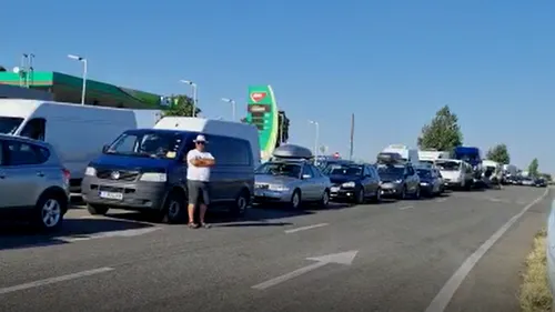 VIDEO | Cozi kilometrice și aglomerație la granița cu Bulgaria de la Calafat, după ce transportul cu bacul a fost suspendat din cauza secetei