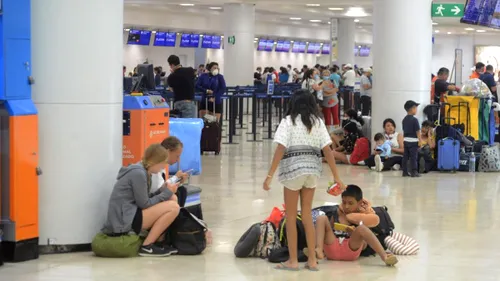 Zeci de români au rămas blocați pe un aeroport din Cancun: „Ni s-a spus că toți pasagerii din România vor fi deportați rapid prin zboruri ulterioare“