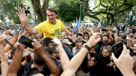 MITING. Șef de stat, călare pe un cal al poliției după o baie de mulțime