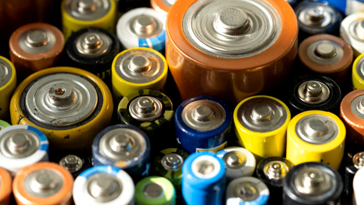 O femeie din Irlanda a înghițit câteva zeci de baterii AA și AAA . Cât le-a luat mediciilor ca să le scoată din stomac