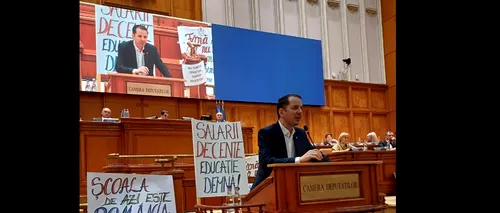 FOTO-VIDEO: Scandal în Parlament: USR a adus mesajele profesorilor aflați în grevă