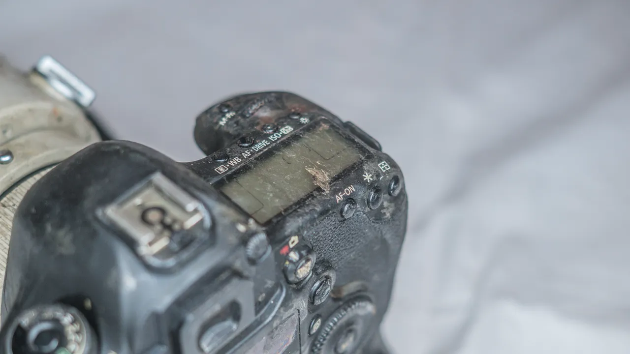 Mesajul lui Cabral, al cărui prieten fotograf a fost rănit în tragedia din Colectiv: „Ne-au mutilat prietenii. Alex se chinuie de patru zile să supraviețuiască. Dacă îi salvez aparatul, îl salvez și pe el