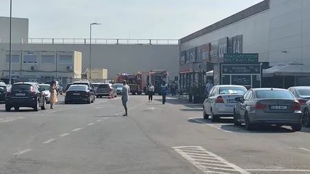 300 de persoane evacuate dintr-ul mall din Deva. Pompierii au intervenit de urgență după ce s-au semnalat degajări mari de fum
