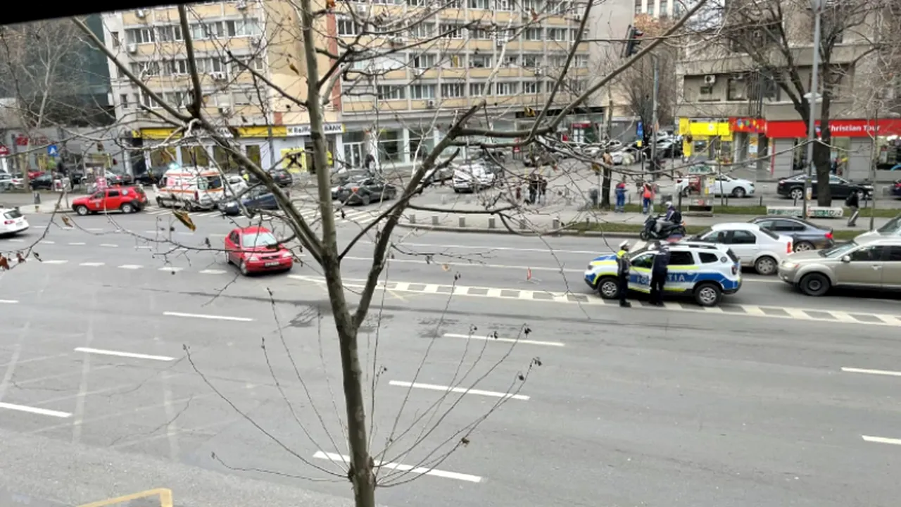 FOTO. Un polițist de circulație a fost luat pe CAPOTĂ în mjlocul Bucureștilor în plină zi