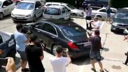 Cluj: Protestatar legitimat de jandarmi după ce a făcut gesturi obscene spre Tăriceanu