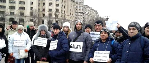 Circa 1.500 de români cu credite în franci protestează în Piața Constituției: Sunt puși să ne fure, nu să ne conducă