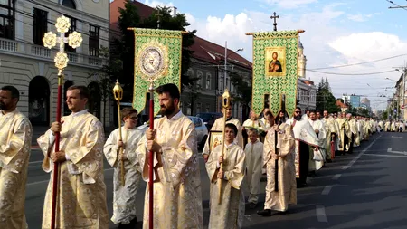 Mii de credincioși din Cluj s-au rugat pentru roadele câmpului în timpul procesiunii de Rusalii