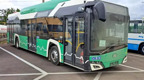 FOTO - Primul autobuz electric a ajuns la Iași. Alte două vor fi livrate zilele următoare / Vor fi folosite pentru transportul copiilor la școală