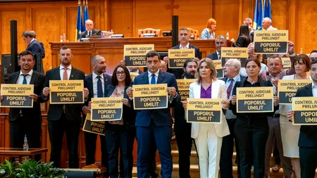 PROTEST AUR, la deschiderea sesiunii parlamentare: Formațiunea acuză folosirea justiției ca armă politică în cazul Georgescu
