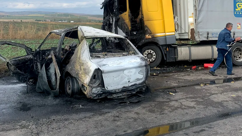 Accident mortal în Prahova. Au fost implicate două autoturisme și un TIR. Una dintre mașini a luat foc