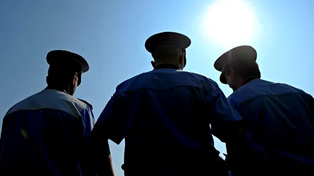 Polițiștii au împărțit flori femeilor, sâmbătă, în toată țara