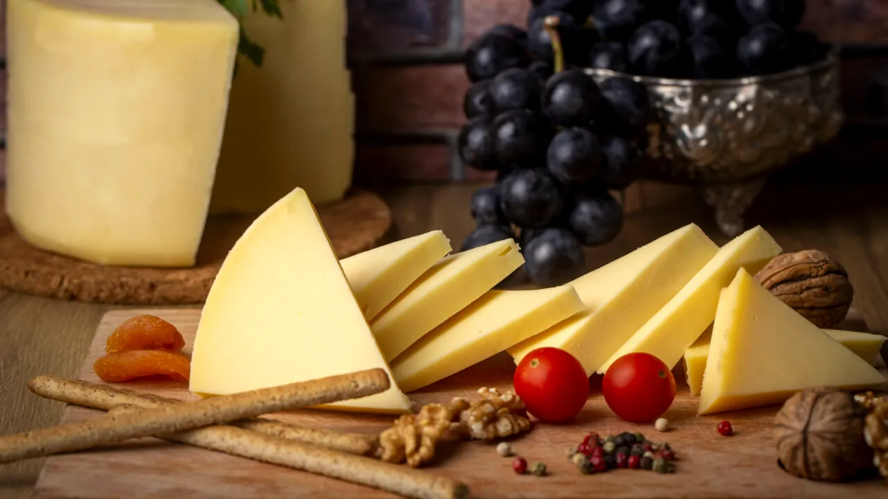 Din ce este făcut CAȘCAVALUL de la Lidl sau Kaufland. La ce să fii atent când citești etichetele