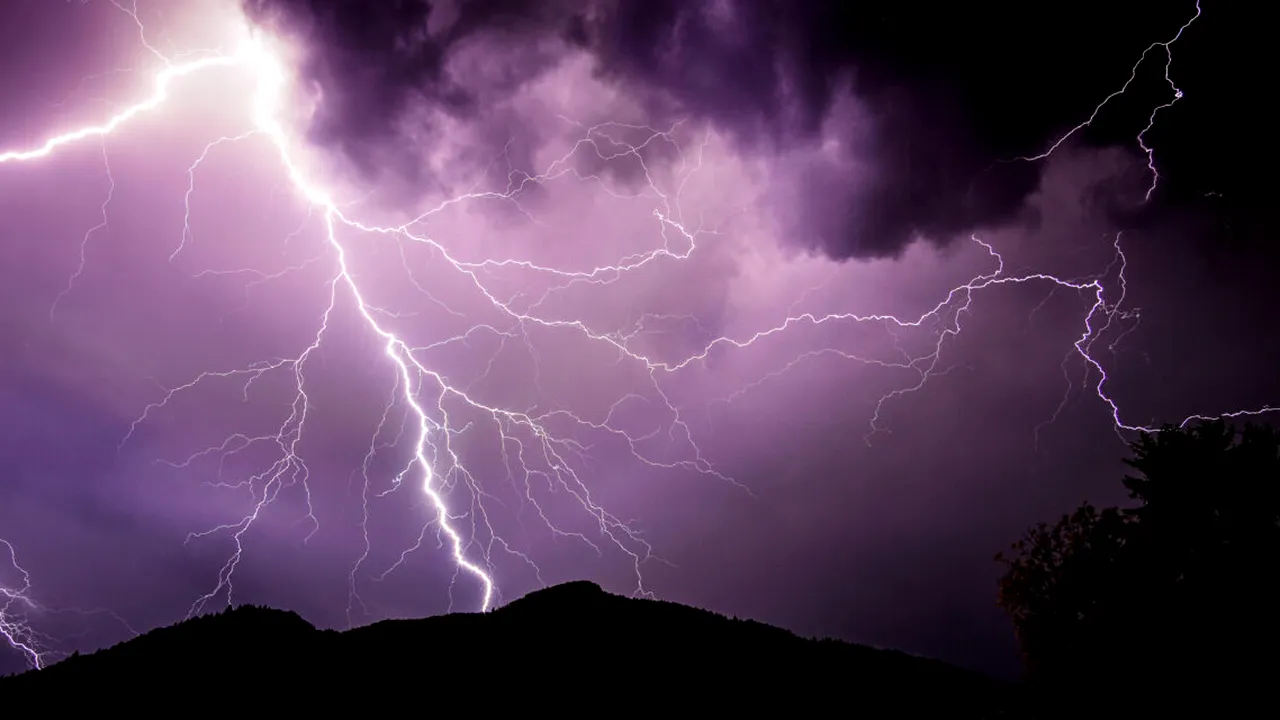 Prognoza vremii pentru 23-24 iulie 2025: Sud-estul țării, vizat de temperaturi CANICULARE și furtuni violente cu descărcări electrice