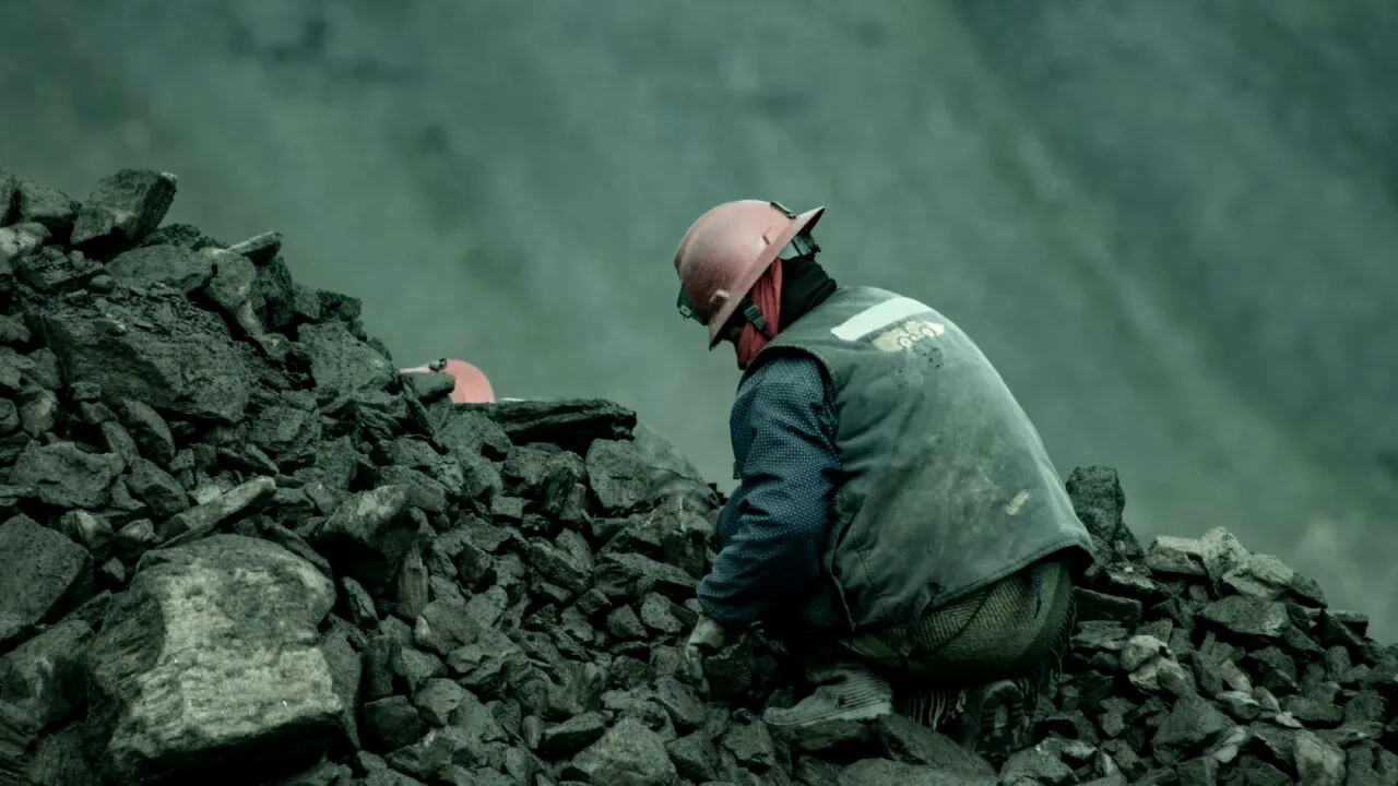 Explozie la o mină de cărbune din regiunea Luhansk, controlată de ruși: Peste 40 de oameni, blocați sub pământ