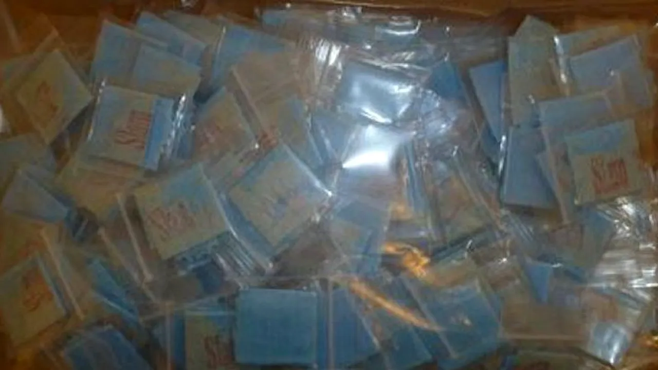 Un copil din SUA a dus la grădiniță sute de pachețele de heroină, crezând că erau bomboane. Ce a pățit mama fetiței