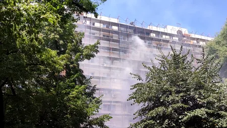 UPDATE - Incendiu la un bloc în curs de reabilitare termică din Rahova. ISU-BIF: Aproape 40 de locatari au fost evacuați, iar doi pompieri au ajuns la spital (FOTO-VIDEO)