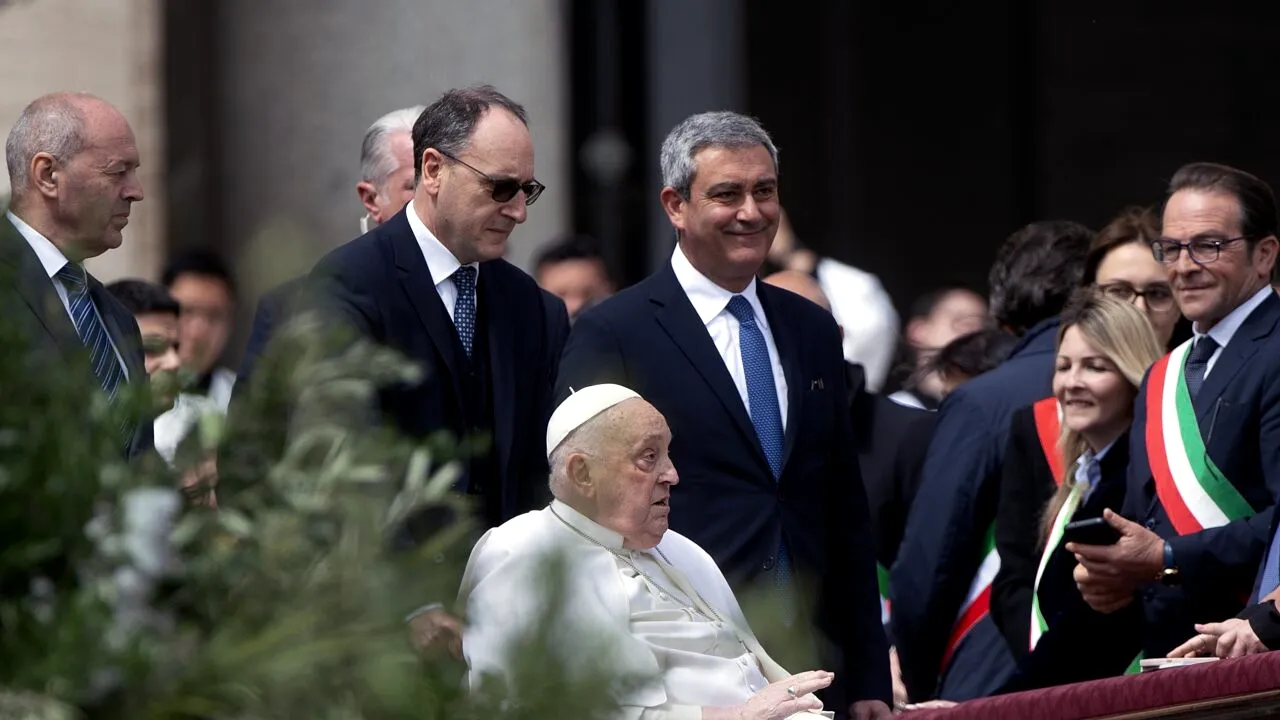 Papa Francisc, apariție scurtă în public după slujba din Duminica FLORIILOR. Cum arată suveranul pontif după ce a fost internat mai bine de o lună
