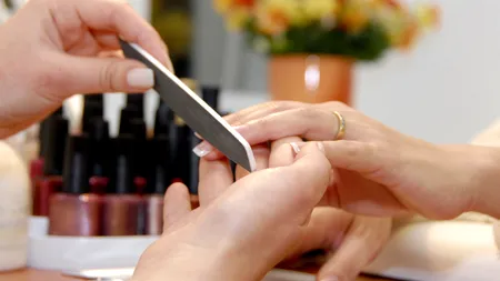 Manichiură, pedichiură și epilare definitivă: mita cerută de două inspectoare de la Protecția Consumatorilor Timiș
