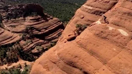 Acest biciclist sfidează legile fizicii. Imaginile spectaculoase surprinse de o dronă
