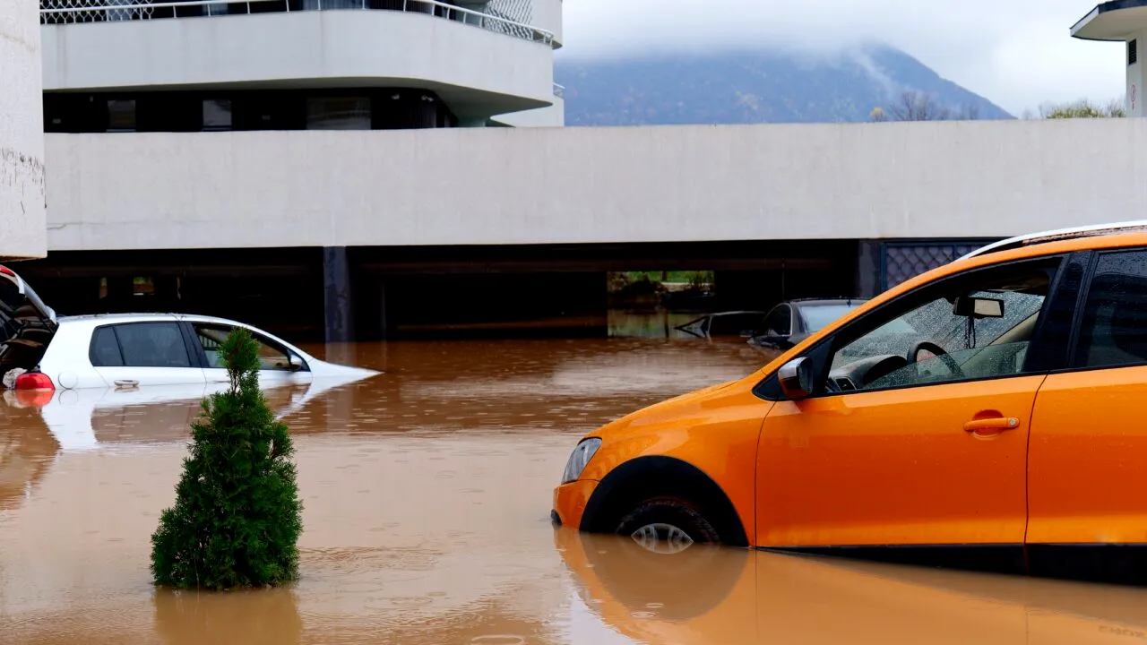 Cum să eviți daunele majore dacă mașina ți-a fost INUNDATĂ în urma ploilor abundente din ultimele zile și la cine trebuie să apelezi