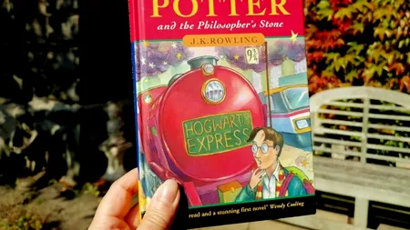 Suma uluitoare cu care s-a vândut un exemplar al primei cărți „Harry Potter” la o LICITAȚIE din Marea Britanie
