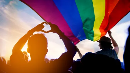 Sute de polițiști și procurori au participat la CURSURI pentru a gestiona mai bine infracțiunile motivate de ură împotriva comunității LGBT
