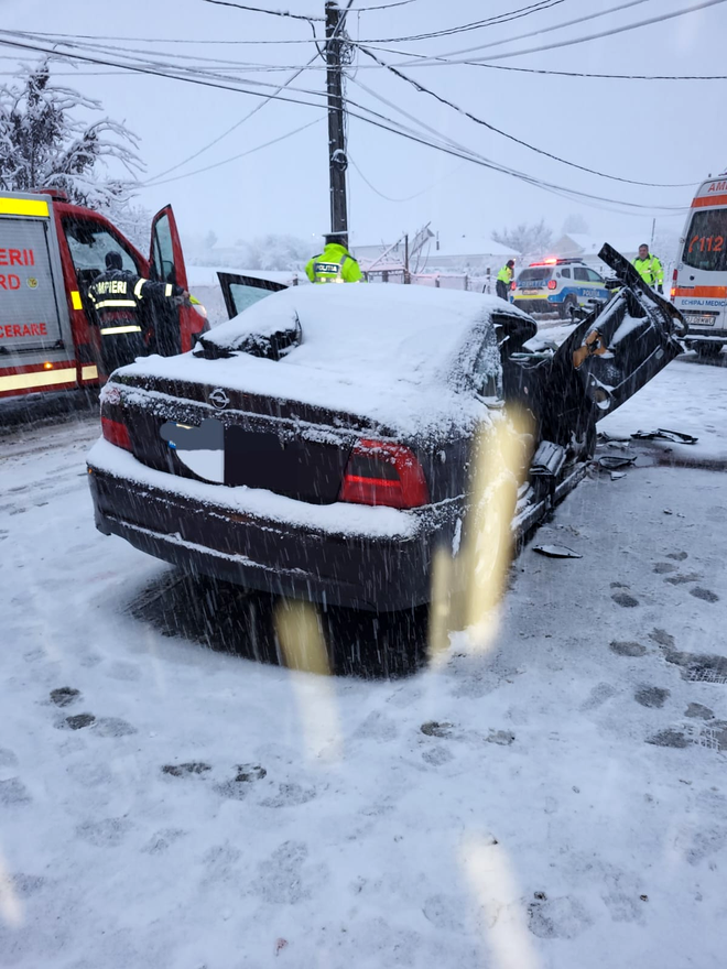 FOTO: Accident mortal la Malu Mare, județul Dolj: O mașină a intrat într-un utilaj de deszăpezire. O persoană a decedat și alte patru au ajuns la spital