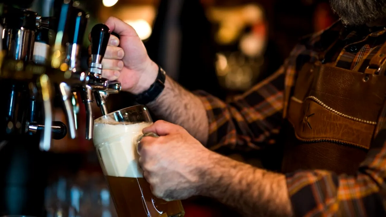 Un bărbat a băut 2.000 de halbe de BERE în 200 de zile. Cât l-a costat provocarea