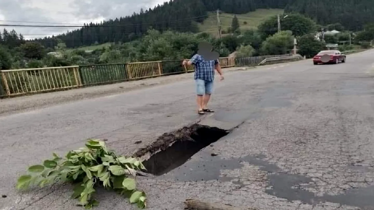 FOTO | Gaură imensă în miljocul asfaltului pe un pod din Neamț. Trafic restricționat pentru camioane