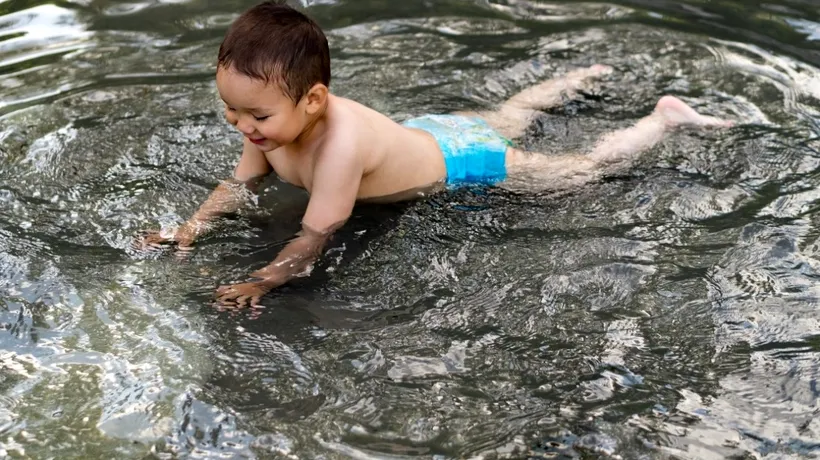 TRAGEDIE în Neamț. Un copil de 2 ani a murit înecat într-un lighean cu apă