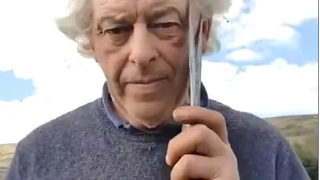 VIDEO. Un fermier și-a tăiat părul cu foarfeca de tuns oi: „Mi-a scăpat vreun loc?”