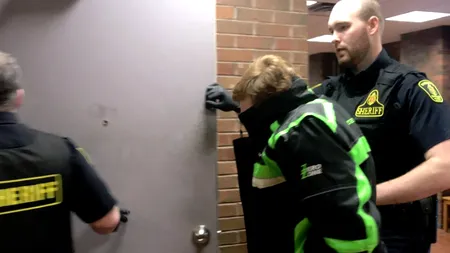 Caz șocant. Un tânăr a dezgropat un schelet din cimitir, a făcut supă din oase și a băut conținutul. Cine l-a dat de gol