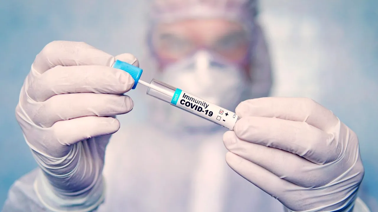 Nivelul de anticorpi după vaccinarea anti-COVID-19 nu arată nivelul de protecție împotriva virusului. De ce vaccinul este totuși esențial