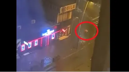 FOTO - VIDEO | Imagini șocante în timpul furtunii din Bacău. Un copil în cărucior este împins de vânt spre stradă, în timp ce mama intră la păcănele