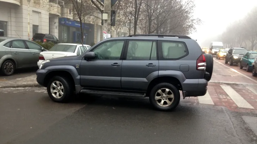 Acest șmecher cu jeep parchează zilnic pe o trecere de pietoni din apropierea unei școli. În această dimineață, părinții au decis să ia atitudine