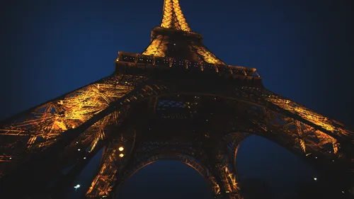 Turnul Eiffel lovit de fulger. Fotografiile care fac înconjurul lumii
