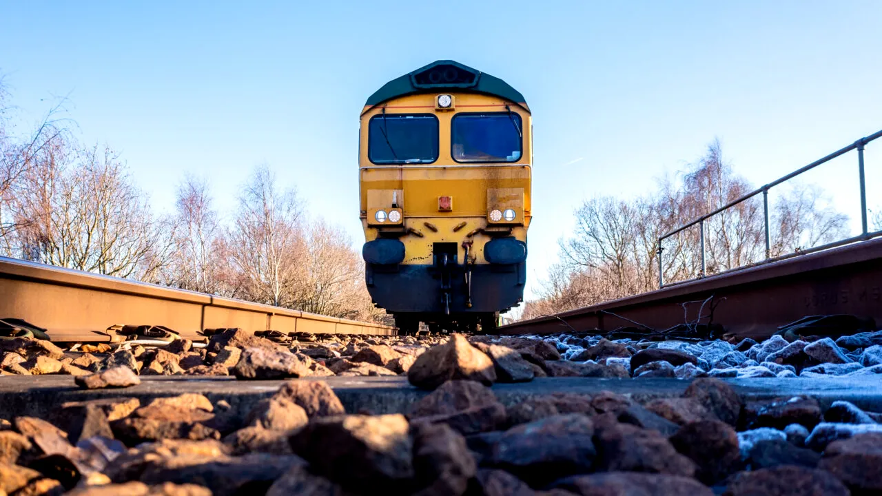 Accident feroviar între două trenuri ale unei companii private, în stația Olteni. Anunțul CFR