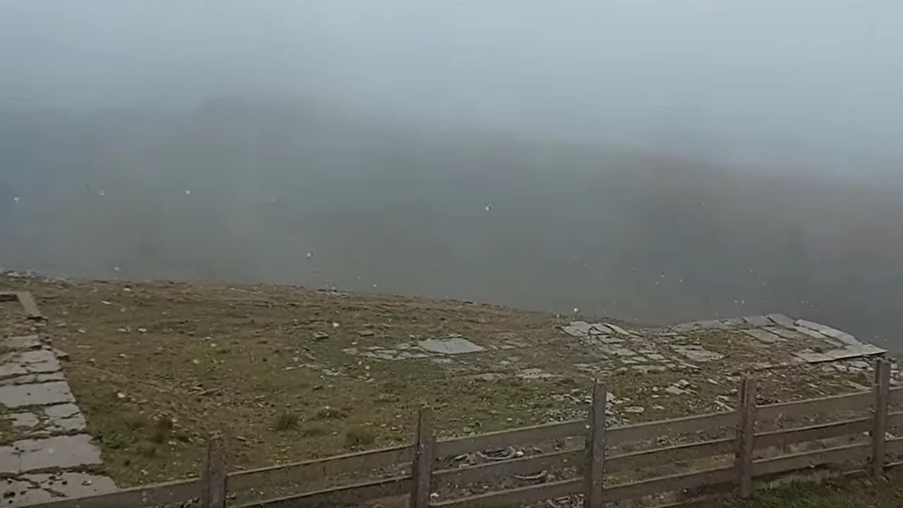 Prima ninsoare a căzut în prima zi de toamnă. ANM a emis un nou cod galben de vreme severă - VIDEO