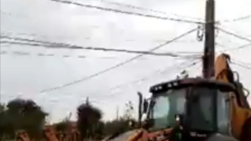 Video uluitor / Edilul a trimis un excavator peste localnici ca să se răzbune pentru că nu l-au votat