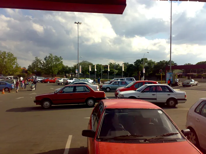 Atenție, șoferi! Ce riscați dacă vă lăsați mașina în parcarea supermarketului mai mult de două ore