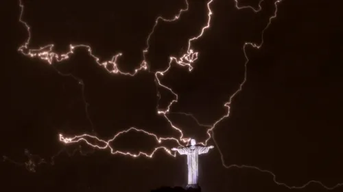 Ce s-a întâmplat cu statuia lui Iisus din Rio de Janeiro, după ce a fost lovită de fulgere. GALERIE FOTO