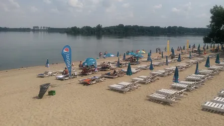 ”Litoral” oltenesc la Calafat. Turiștii se pot caza în căbănuţe, iar noaptea au club cu animatoare pe plajă