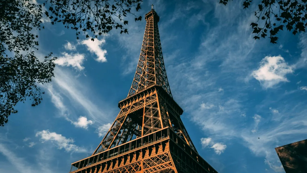 Paza este inexistentă în faimoasele monumente ale Parisului. După cazul Luvru, un bărbat a reușit să se ascundă o noapte întreagă în Turnul Eiffel