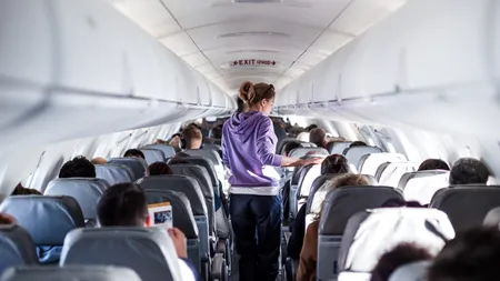 Motivul pentru care polițiștii au fost chemați să dea jos o femeie dintr-un avion. Ce i-a reproșat echipajul pasagerei